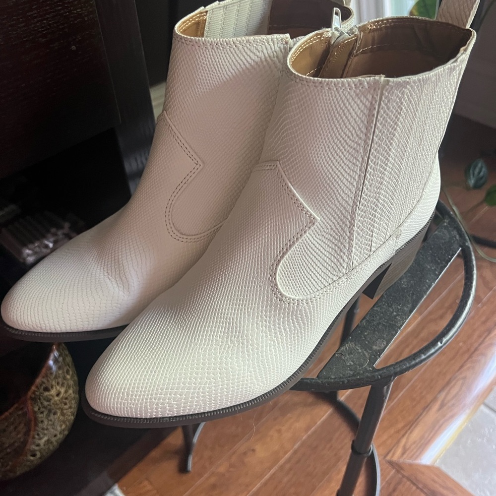 ARULA White Ankle Booties Sleek and Stylish